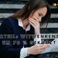 Frau sitzt nachdenklich auf Treppe und liest amtliches Schreiben mit dem Titel „Urteil: Witwenrente um 70 % gekürzt“, daneben Logo und Webadresse von Bürger & Geld.