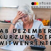 Eine ältere Frau sitzt am Küchentisch und hält nachdenklich den Kopf in der Hand. Vor ihr liegen Papiere, ein Taschenrechner und eine Kaffeetasse. Im Hintergrund eine moderne Küche. Im Bild ist der Text „Ab Dezember Kürzung der Witwenrente“ sowie das Logo und die Website von Bürger & Geld zu sehen.