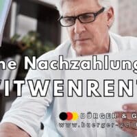 Ein älterer Mann sitzt an einem Schreibtisch und betrachtet aufmerksam ein Schreiben, vor ihm liegen mehrere Euro-Geldscheine. Auf dem Bild steht groß der Text: „Hohe Nachzahlungen WITWENRENTE“. Unten ist das Logo von „Bürger & Geld“ sowie die Internetadresse www.buerger-geld.org zu sehen. Das Bild thematisiert Nachzahlungen zur Witwenrente und finanzielle Aspekte für Hinterbliebene.