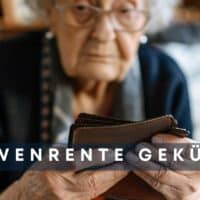Seniorin hält leere Geldbörse in den Händen, Textaufschrift „Witwenrente gekürzt“, Symbol für finanzielle Not durch Rentenkürzung, Bürger & Geld Magazin