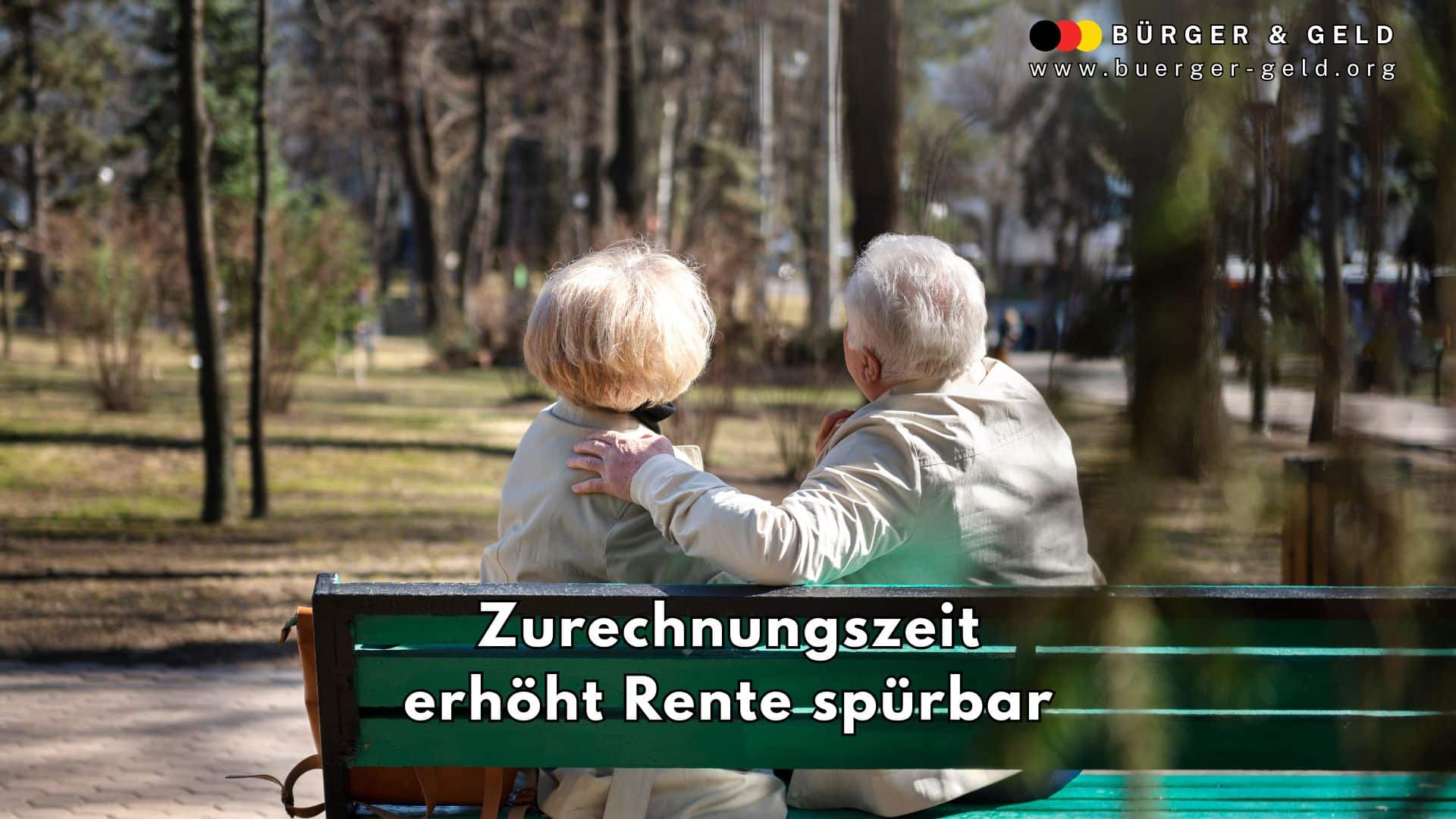 Ein älteres Paar sitzt gemeinsam auf einer Parkbank mit dem Rücken zur Kamera. Der Mann legt seinen Arm liebevoll um die Frau, während sie entspannt in die grüne Parklandschaft blicken. Im Vordergrund steht der Text „Zurechnungszeit erhöht Rente spürbar“. Oben rechts ist das Logo und der Schriftzug „BÜRGER & GELD“ sowie die Webadresse www.buerger-geld.org zu sehen.