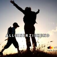 Mutter und Sohn beim Wandern im Sonnenuntergang