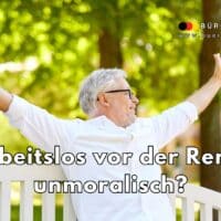 Ein älterer Mann mit grauen Haaren sitzt entspannt in einem Park auf einer weißen Bank und breitet die Arme weit aus. Im Hintergrund ist eine grüne, sonnendurchflutete Parklandschaft zu sehen. Über dem Bild steht in großer Schrift: „Arbeitslos vor der Rente unmoralisch?“ Oben rechts befindet sich das Logo von Bürger & Geld mit Webadresse.