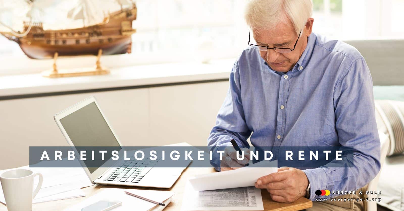 Ältere Person prüft Rentenunterlagen nach Arbeitslosigkeit