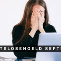 Frau ist arbeitslos und traurig und auf das Arbeitslosengeld für Septermber 2025 angewiesen.