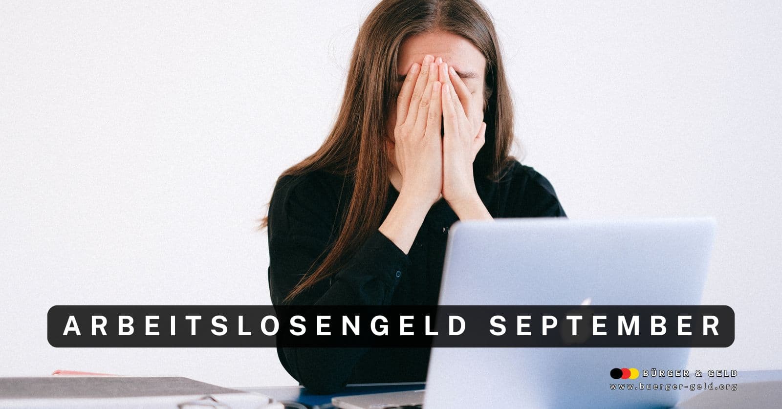 Frau ist arbeitslos und traurig und auf das Arbeitslosengeld für Septermber 2025 angewiesen.