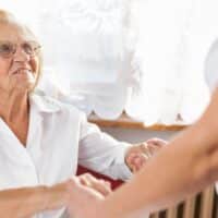 Rentnerin freut sich über die Auszahlung des Pflegegeldes für September 2025