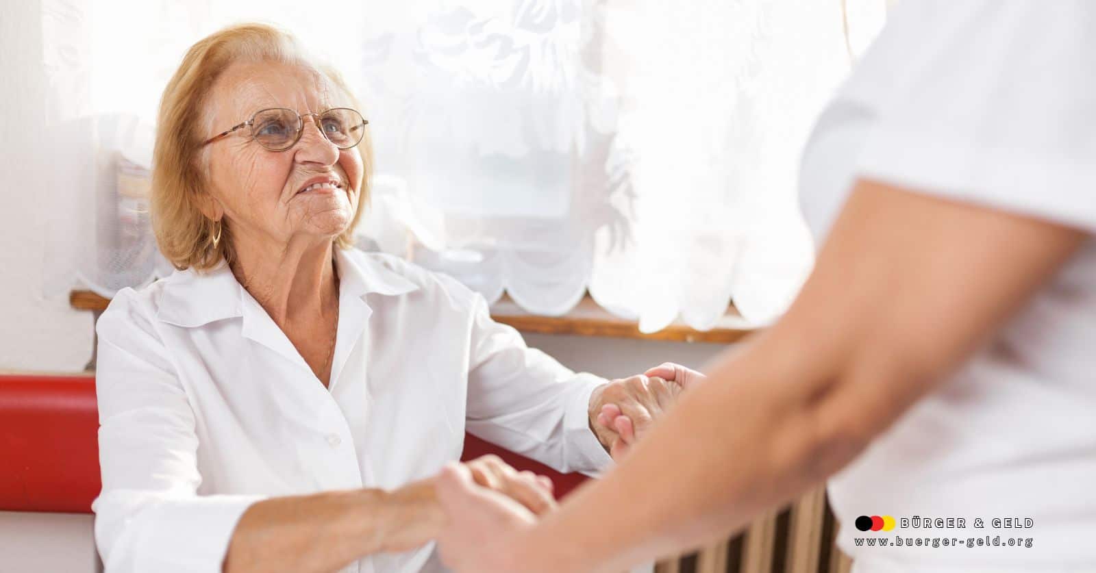 Rentnerin freut sich über die Auszahlung des Pflegegeldes für September 2025