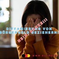 Frau hält sich die Hände vor das Gesicht
