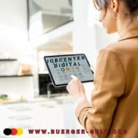 junge Frau beantragt Bürgergeld digital am Tablet