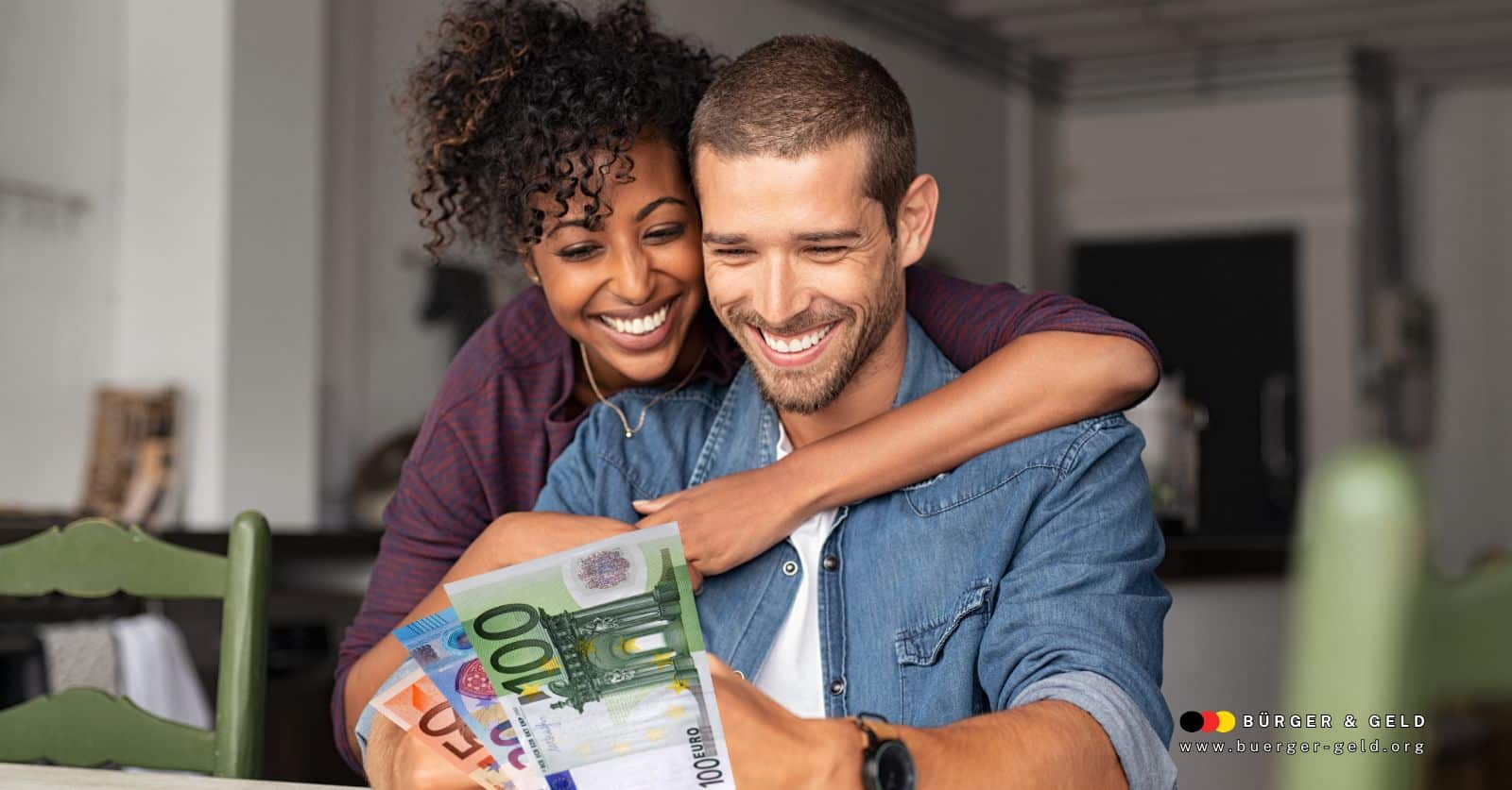 Ehepaar freut sich über Zuverdienstgrenzen und Einkommensfreibeträge beim Bürgergeld - mit Euros in den Händen!