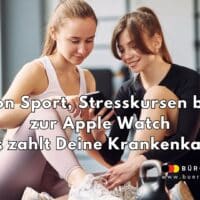 Zwei junge Frauen machen Sport in einem modernen Fitnessstudio, sitzen auf dem Boden in Sportkleidung mit Kettlebells im Vordergrund. Im Zentrum steht ein Smartphone, das sie gemeinsam betrachten. Im Bild ist ein Werbetext zu sehen: „von Sport, Stresskursen bis zur Apple Watch – das zahlt Deine Krankenkasse“. Im Hintergrund helle, freundliche Atmosphäre und Sportgeräte. Darunter das Logo von BÜRGER & GELD sowie die Website-Adresse.
