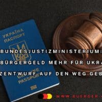 Ukrainischer Reisepass neben Richterhammer