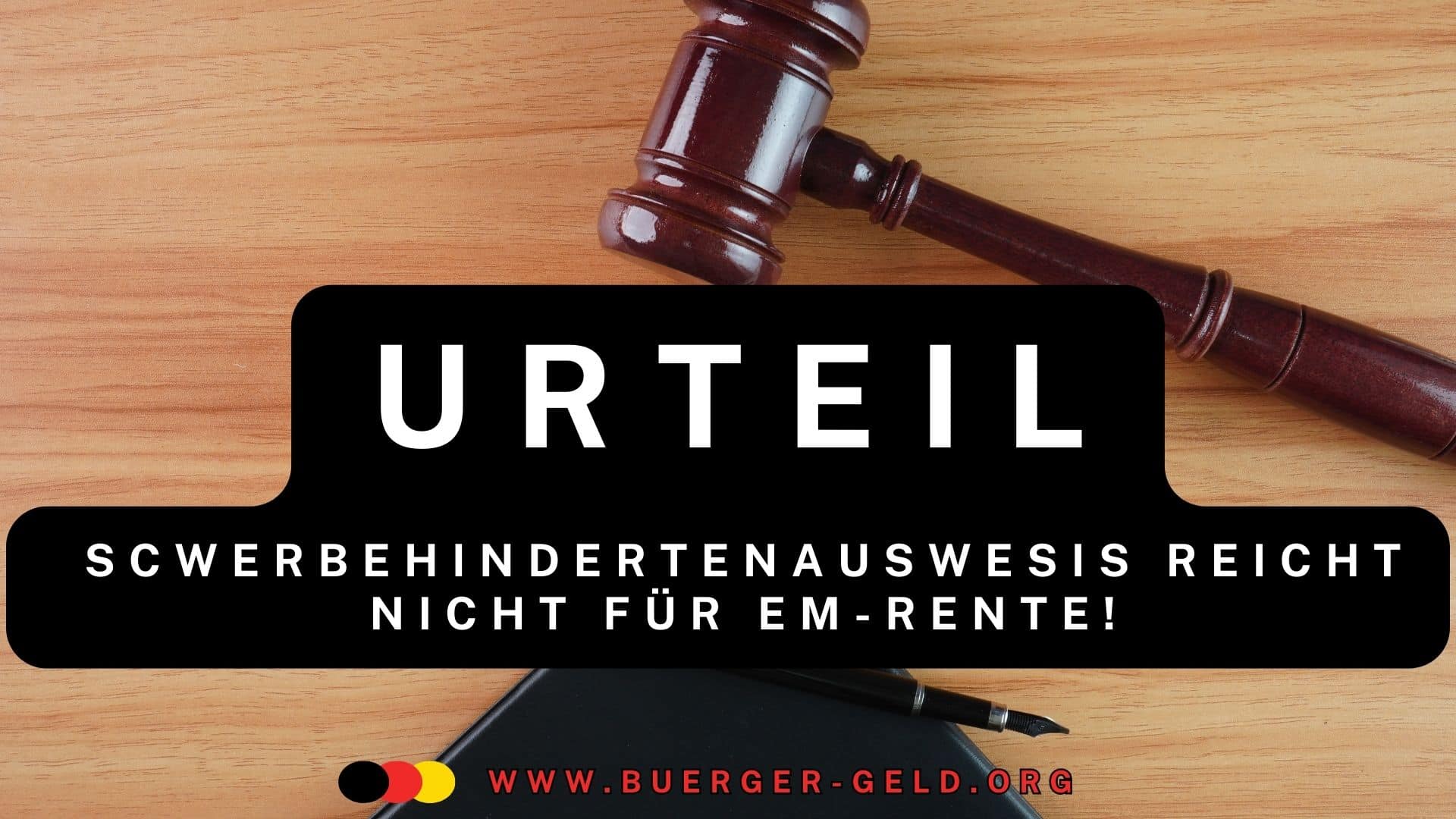 Richterhammer und Stift auf Richtertisch