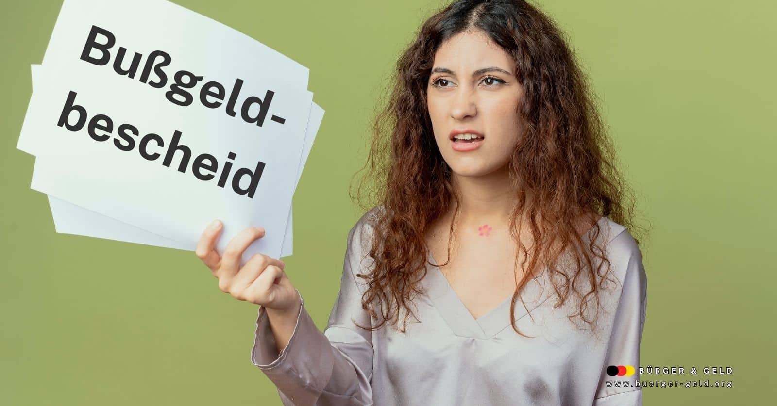 Frau hält ein Schild mit der Aufschrift „Bußgeldbescheid“ vor neutralem Hintergrund als Symbol für Bußgeldverfahren im SGB II beim Jobcenter.