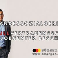 Mann im Anzug mit erhobenen Zeigewfinger