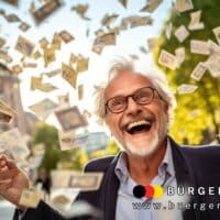 Älterer Mann steht auf einem belebten Platz und freut sich über einen Geldregen mit fliegenden Banknoten, im Vordergrund ist das Logo von BÜRGER & GELD sowie die Website www.buerger-geld.org zu sehen.