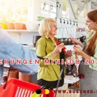 Verkäuferin mit Minijob berät Kundin im Laden