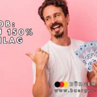 Mann im weißen T-Shirt steht vor rosa Hintergrund und hält mehrere 100-Euro-Scheine in der Hand. Mit der anderen Hand zeigt er Daumen-hoch und deutet auf den Schriftzug: „Minijob: Bis zu 150% Zuschlag“. Unten im Bild das Logo von „Bürger & Geld“ sowie die Website-Adresse www.buerger-geld.org.
