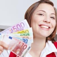 Frau freut sich über mehr Geld aufgrund möglicher neuer Einkommensfreibeträge beim Bürgergeld - nach einer Reform