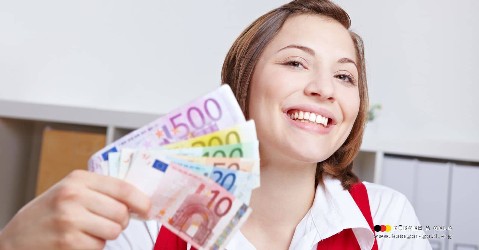 Frau freut sich über mehr Geld aufgrund möglicher neuer Einkommensfreibeträge beim Bürgergeld - nach einer Reform