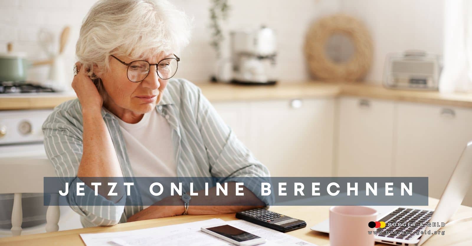 Ältere Frau sitzt am Schreibtisch und berechnet online ihre Mütterrente