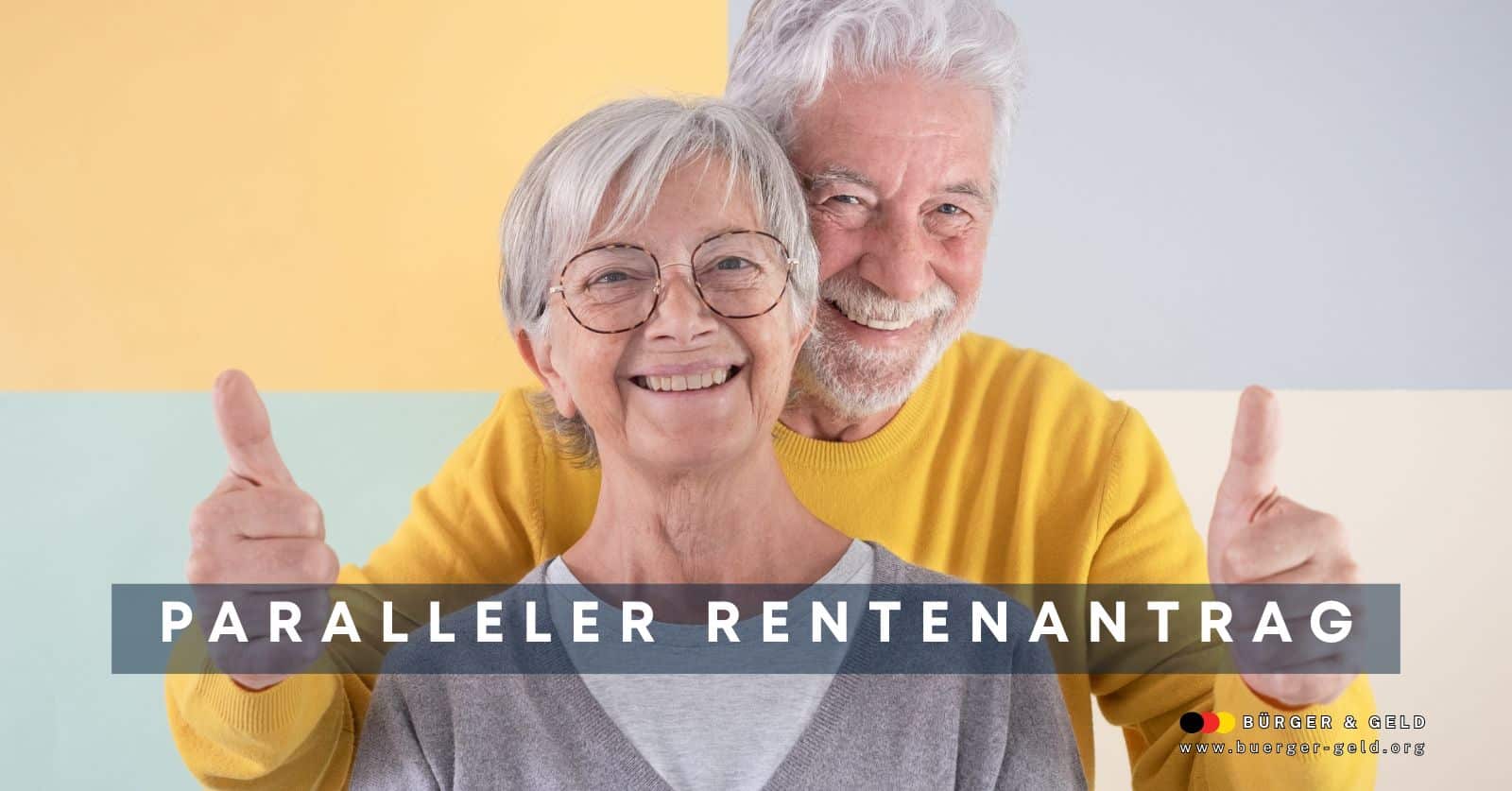 Älteres Paar zeigt Daumen hoch vor farbigem Hintergrund, Text: Paralleler Rentenantrag, Bürger & Geld