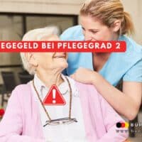 Junge Frau beugt sich über ältere Frau