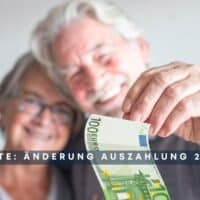 Rentnerehepaar hält Bargeld in der Hand - Auszahlung ändert sich.