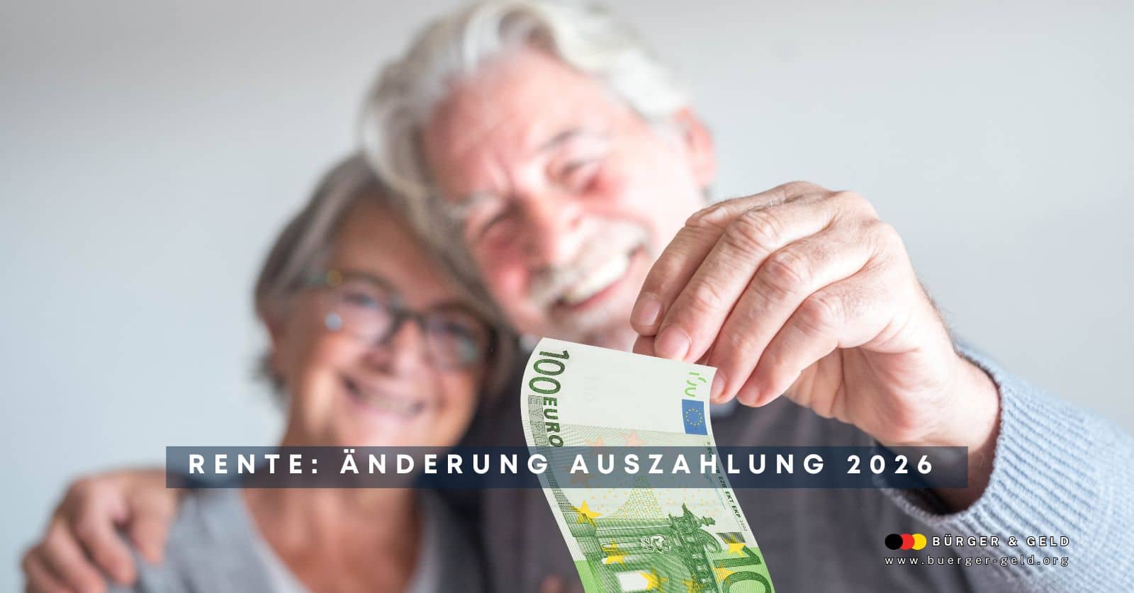 Rentnerehepaar hält Bargeld in der Hand - Auszahlung ändert sich.