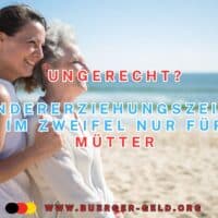 erwachsene Tochter hält alte Mutter am Strand im Arm