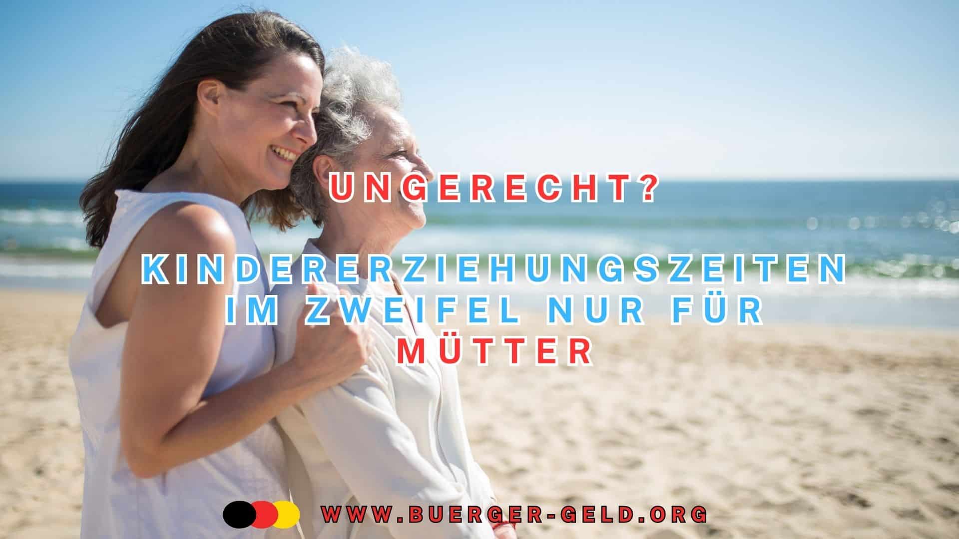 erwachsene Tochter hält alte Mutter am Strand im Arm
