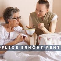 Pflegekraft füttert Seniorin im Bett – Pflegezeiten erhöhen die Rente