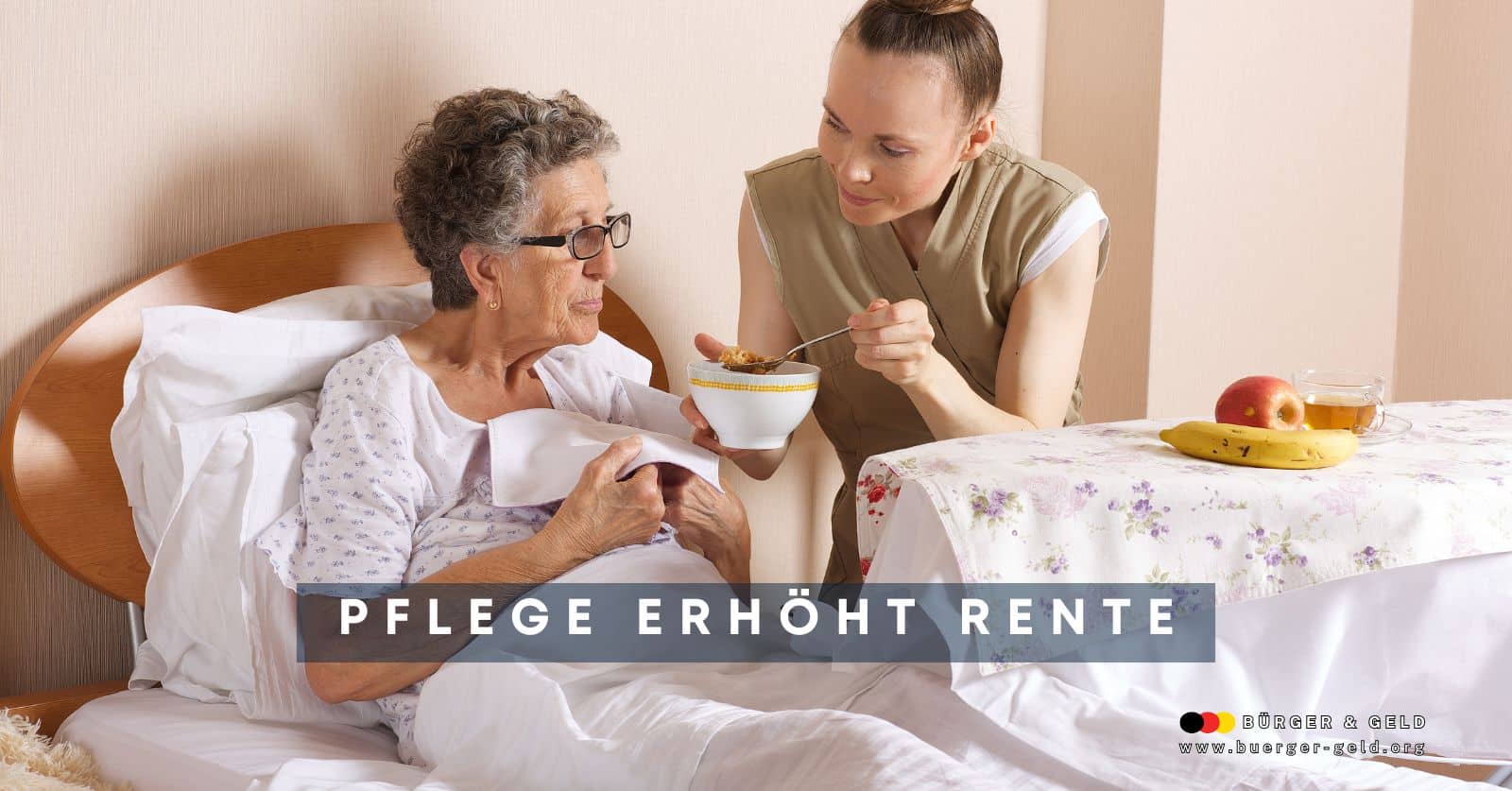Pflegekraft füttert Seniorin im Bett – Pflegezeiten erhöhen die Rente