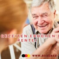 Rentner lächelt Pflegeperson an