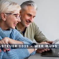 Älteres Paar prüft gemeinsam Rentenbescheid und Steuerunterlagen für das Jahr 2025.