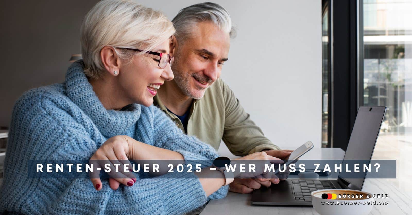 Älteres Paar prüft gemeinsam Rentenbescheid und Steuerunterlagen für das Jahr 2025.