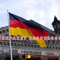 Deutschlandflagge vor Reichstag