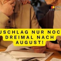 Rentnerehepaar über Papieren am Grübeln