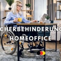 Frau im Rollstuhl arbeitet an einem Laptop im modernen Homeoffice, mit Kaffeetasse in der Hand. Text: „Schwerbehinderung Homeoffice“. Logo und Website von Bürger & Geld unten rechts.