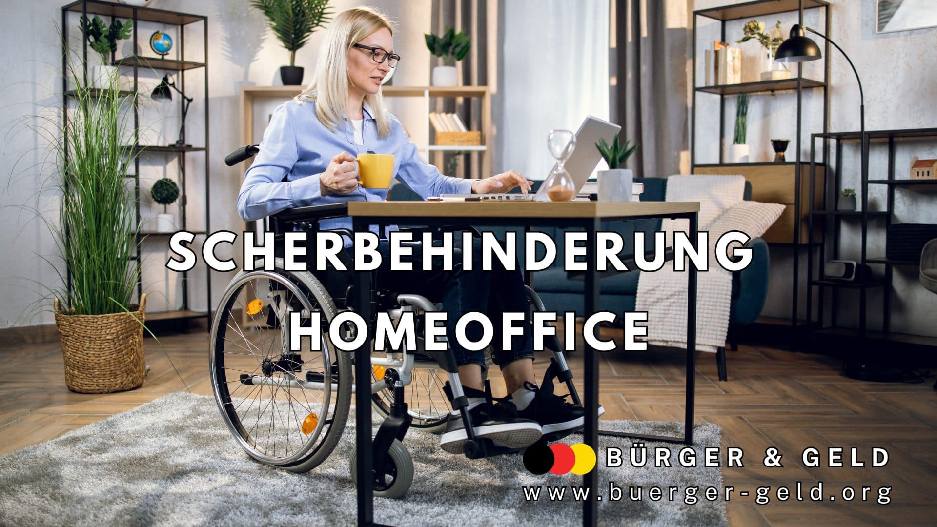 Frau im Rollstuhl arbeitet an einem Laptop im modernen Homeoffice, mit Kaffeetasse in der Hand. Text: „Schwerbehinderung Homeoffice“. Logo und Website von Bürger & Geld unten rechts.