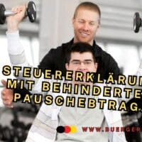 Trainer hilft behindertem jungen Mann mit Hanteln im Fitness-Studio
