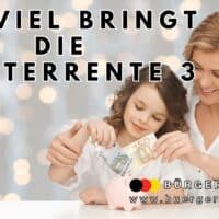 Eine Frau und ein Kind legen gemeinsam Geldscheine in ein rosa Sparschwein. Im Hintergrund leuchten verschwommene Lichter in festlicher Atmosphäre. Über ihnen steht in großen Buchstaben: „So viel bringt die Mütterrente 3“. Unten rechts befindet sich das Logo von Bürger & Geld und die Webadresse www.buerger-geld.org.