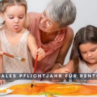 Rentnerin leistet sozialen Dienst mit Kindern