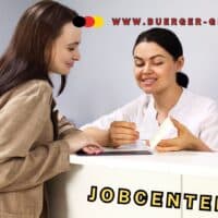 Frau an der Rezeption des Jobcenters