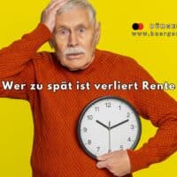 Älterer Mann mit besorgtem Gesichtsausdruck hält eine große Uhr vor sich; daneben Text: „Wer zu spät ist, verliert Rente“ – Hinweis auf Frist zur Rentenantragstellung auf gelbem Hintergrund für Bürger & Geld, www.buerger-geld.org.