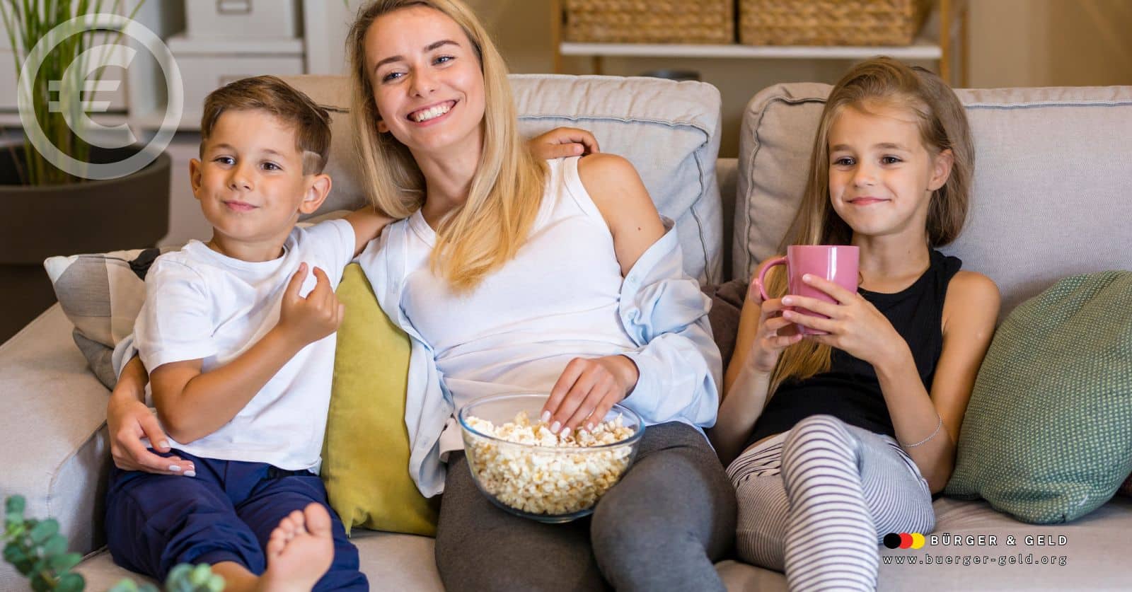 Mutter sitzt mit zwei lachenden Grundschulkindern auf dem Sofa mit einer Scüssel Popcorn, im Hintergrund ein großes transparentes Euro-Zeichen.