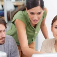Erwachsene Menschen unterschiedlicher Altersgruppen nehmen gemeinsam an einer Weiterbildung in einem modernen Seminarraum teil, unterstützende Beratungssituation am Computer, Symbol für staatlich geförderte berufliche Umschulung und Weiterbildung in Deutschland, Bürger & Geld Nachrichtenmagazin