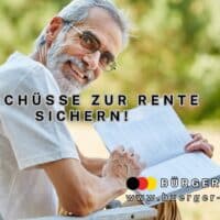 Rentner im Liegestuhl mit Buch lächelt