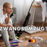 Ein junger Mann sitzt nachdenklich auf einem Sofa in einem unaufgeräumten Wohnzimmer. Um ihn herum liegen Kleidung, leere Verpackungen, ein Mundschutz, Turnschuhe, ein Gitarrenkoffer und weitere Alltagsgegenstände verstreut. Im Hintergrund steht ein Schreibtisch mit Kaffeetassen, Kleidung und einem Laptop. Im Zentrum des Bildes steht groß das Wort „ZWANGSUMZUG?“. Unten rechts befindet sich das Logo von „BÜRGER & GELD“ mit der Webadresse
